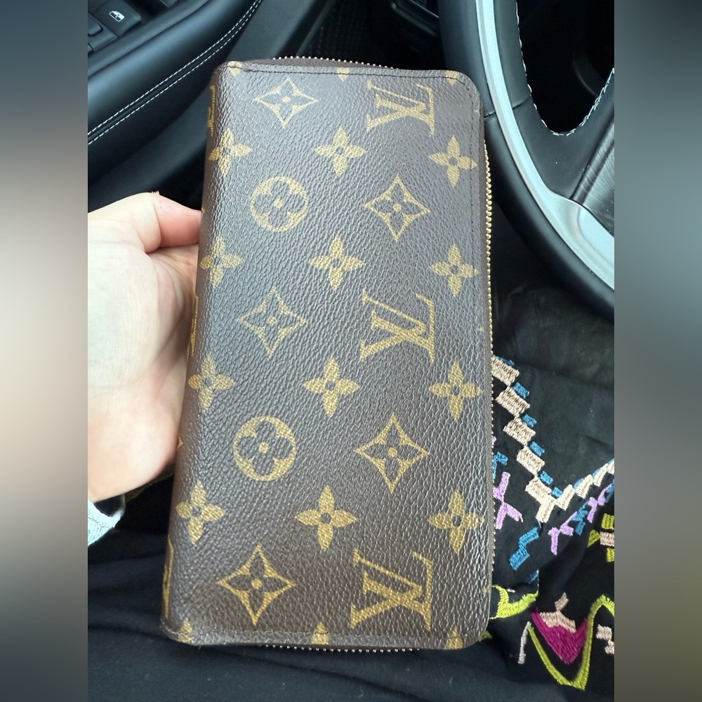 Louis Vuitton Zippy Wallet
